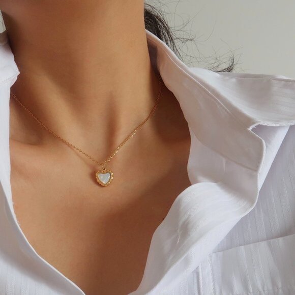 NEW 18K Gold Plated Shell Embossed Heart Love Necklace - Picture 9 of 12